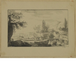 Landschaft mit Holzbrücke und zwei Wanderern